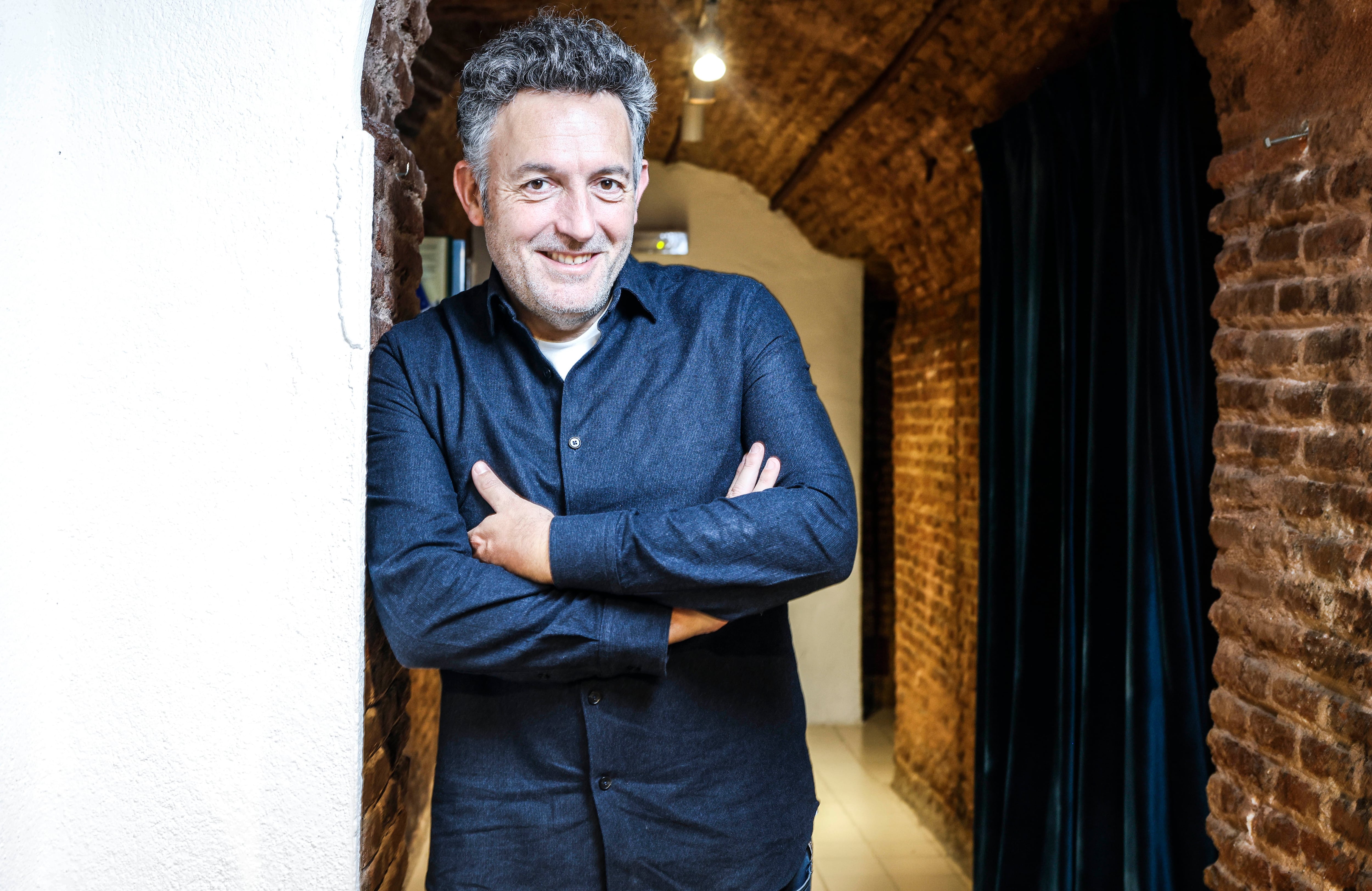 Mikel Santiago, escritor superventas: “Hay un momento en el éxito en el que te quieres ocultar”