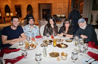 Los Reiner en una cena en Las Vegas en septiembre de 2024. De izquierda a derecha, Jake, Nick, Romy, Michelle y Rob.