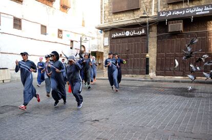 Mulheres sauditas adotam a corrida em grupo como forma de manifestação pelas ruas de Yeda (Arábia Saudita).
