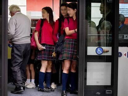 Un grupo de escolares con uniforme en el barrio de Sarrià, Barcelona.