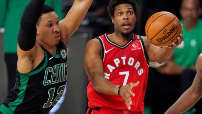 Kyle Lowry lanza pese a la oposición de Grant Williams-