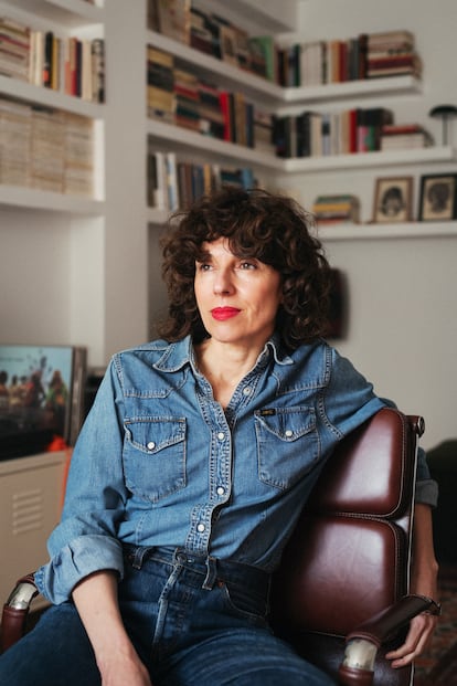 Blanca Lacasa, rodeada de libros.