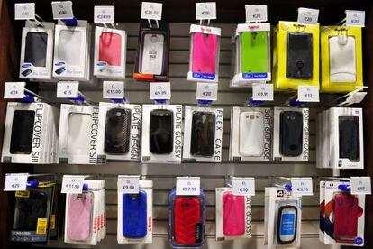 Una tienda con fundas para teléfonos móvil.