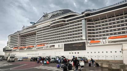 Un crucero atracado en el puerto de Valencia.