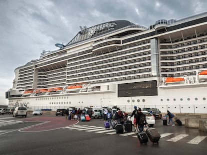 Un crucero atracado en el puerto de Valencia.