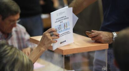 Una urna de un colegio electoral en San Sebastián. 