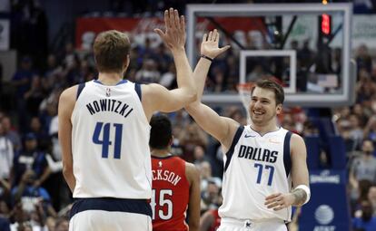 Nowitzki, felicitado por Doncic, tras superar a Chamberlain.