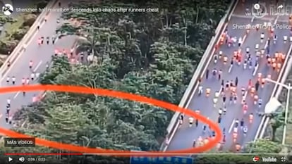 Varios participantes cruzan por la zona boscosa.