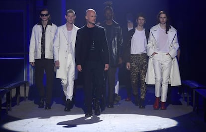 Aldo Maria Camillo, junto a algunos de los modelos de su desfile, al final del mismo.