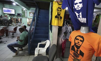 Camisetas de Bolsonaro em loja do Núcleo Bandeirante, próximo a Brasília, no Distrito Federal.