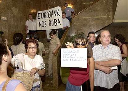 Protesta contra Eurobank frente al lugar donde se celebra la junta de accionistas.