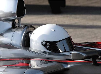 <B>EL CASCO, INMACULADO </B> A diferencia del que lucía en Renault, en el que estaba serigrafiada la bandera asturiana, el casco que empleó Alonso era completamente blanco.