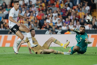Robert Lewandowski marca el único gol del partido entre el Valencia y el Barcelona este sábado en Mestalla.