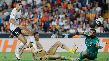 Robert Lewandowski marca el único gol del partido entre el Valencia y el Barcelona este sábado en Mestalla.