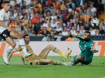 Robert Lewandowski marca el único gol del partido entre el Valencia y el Barcelona este sábado en Mestalla.