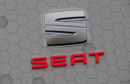 El logo de Seat al saló de París.