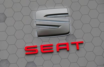 El logo de Seat al saló de París.