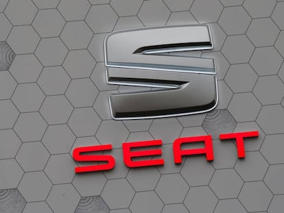 El logo de Seat al saló de París.