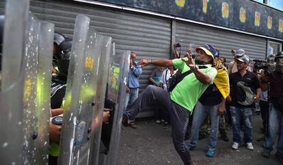 Se trata de un gran desafío después de los violentos choques que han protagonizado manifestantes encapuchados durante las últimas semanas de protestas. En la foto, un manifestante se enfrenta a la policía antidisturbios.