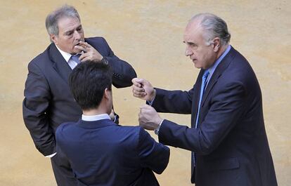 Rus y Blasco, de cara, hablan en el patio de las Cortes Valencianas en 2012.