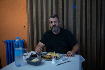 El transportista Rubén Rodríguez cena en el Hostal Juli, en Calzada de Bureba.
