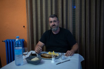 El transportista Rubén Rodríguez cena en el Hostal Juli, en Calzada de Bureba.