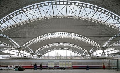 Un nuevo techo puede cambiarlo todo. En la estación belga de Leuven, el estudio de Philippe Samyn ideó una cubierta para proteger a los viajeros de la lluvia y el viento, pero sin renunciar a la ventilación natural y la luz solar. La estructura está sujeta con 25 columnas tubulares (que también soportan los cables de alta tensión) y 20 arcos gemelos de acero que sostienen las grandes piezas curvadas de la cubierta, de acero y aluminio. Se finalizó en 2008.