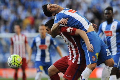 Javi Lopez disputa un balón en acrobática postura