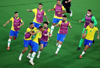 Los jugadores de Brasil celebran el segundo gol.