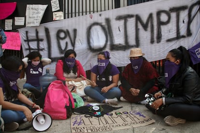 Olimpia Coral e mulheres feministas se manifestaram pacificamente em frente ao Senado mexicano.