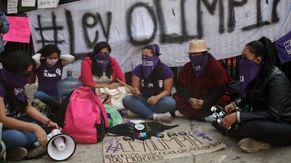 Olimpia Coral e mulheres feministas se manifestaram pacificamente em frente ao Senado mexicano.