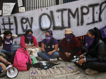 Olimpia Coral e mulheres feministas se manifestaram pacificamente em frente ao Senado mexicano.
