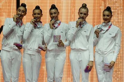 El conjunto español de gimnasia rítmica, con la medalla de plata en la final de cinco aros,