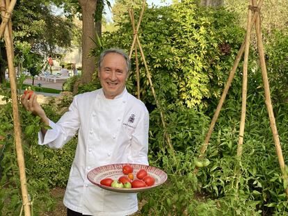 El cocinero Simón Padilla en los jardines de El Marbella Club. J.C. CAPEL