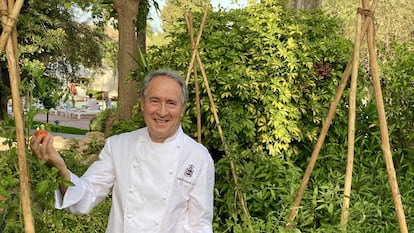 El cocinero Simón Padilla en los jardines de El Marbella Club. J.C. CAPEL