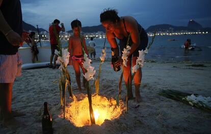 Brasileños preparan una fogata para festejar la llegada del Año Nuevo en las costas de Río de Janeiro.