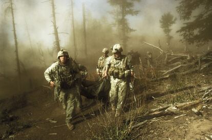 Soldados estadounidenses transportan el cuerpo del sargento Larry Rougle, muerto en una emboscada el valle de Korengal en Afganistán en octubre de 2007.