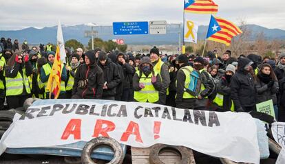 CDR members blocking the AP-7 road.