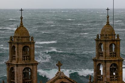  Un fuerte oleaje azota este martes el litoral de Muxía, en la Costa da Morte (A Coruña).