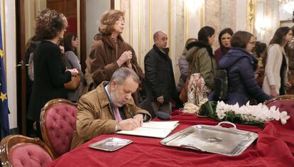 El actual Defensor del Pueblo, Francisco Fernández, firma el libro de condolencias. 