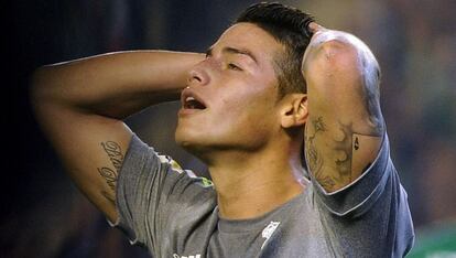 James se lamenta tras fallar.