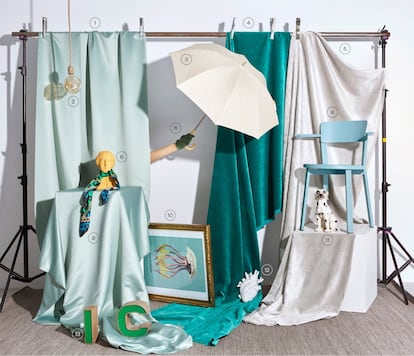 <b><p>Tono desenfadado</b></p>1. Tela de raso verde Uruguay de Gastón y Daniela (atrezo). 2. Lámpara con forma de bombilla de Batavia (99 euros). 3. Paraguas en color pastel de Umbrella Heaven (51 euros). 4. Terciopelo verde Marmade de Manuel Cánovas para Gastón y Daniela (atrezo). 5. Tela de terciopelo plata de Gancedo (atrezo). 6. Sujetalibros amarillo con forma de cabeza de Guáimaro (100 euros). 7. Guantes verdes de ante de Lei Lui (50 euros). 8. Silla de aluminio de Leroy Merlin (78 euros). 9. Pañuelo vintage estampado de Magpie (50 euros). 10. Cuadro de All Posters (75 euros). 11. Figura decorativa de dálmata de Santa y Señora (60 euros). 12. Jarrón de porcelana blanca con forma de corazón de Batavia (69 euros). 13. Letras decorativas de Roberto Arnal Huesca (50 euros).