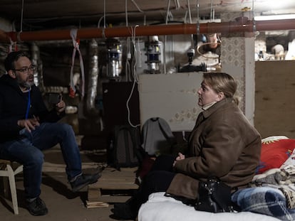 En la imagen, Cristian Segura, periodista de EL PAÍS, entrevista a Svetlana Horovetz en el subterráneo del bloque donde vive durante una alerta de ataque aéreo.