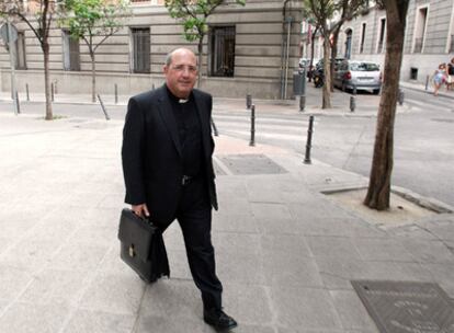 El presidente de CajaSur, el cura Santiago Gómez Sierra, tras salir ayer del Banco de España.