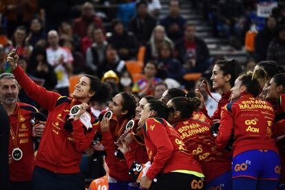 Las 'Guerreras' confirman su mejor actuación en un torneo mundialista, mejorando la tercera posición lograda en Brasil 2011, y unen la presea a las dos platas en Europeos -2008 y 2014- y a los bronces de Brasil y de los Juegos Olímpicos de Londres de 2012. En la imagen, las jugadoras españolas se hacen un selfie con la medalla de plata.