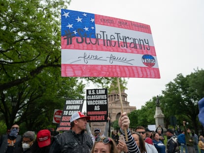 Un cartel dice "Parad la tiranía" en la manifestación del sábado, en Austin (Texas, EE UU), contra el confinamiento.