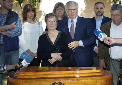 Pilar Alcorisa, con su abogado y exjuez Baltasar Garzón, ante los restos del familiar replesaliado.