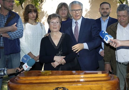 Pilar Alcorisa, con su abogado y exjuez Baltasar Garz&oacute;n, ante los restos del familiar replesaliado. 