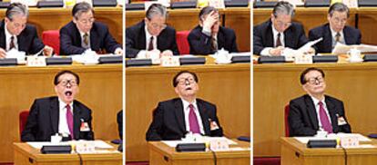 Tres secuencias del presidente de China, Jiang Zemin, durmiéndose durante el discurso de apertura de la sesión anual del Parlamento, en Pekín.