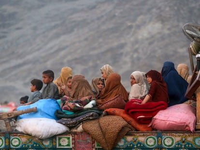 Afghan refugees return to their country through the Torkham border crossing on November 3.